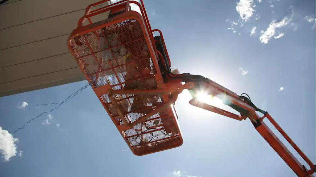 Hebebühne gegen sonnigen Himmel