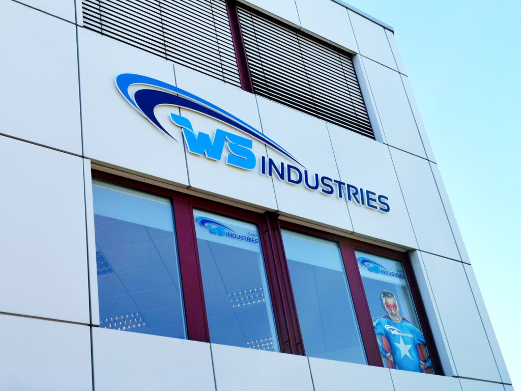 Moderne Fassade mit Firmenlogo 'WS Industries'