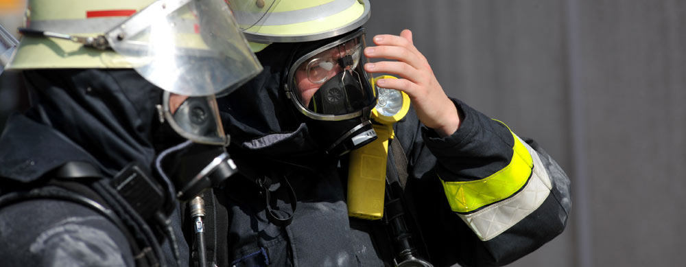 Feuerwehrmann mit Atemschutz und Helm