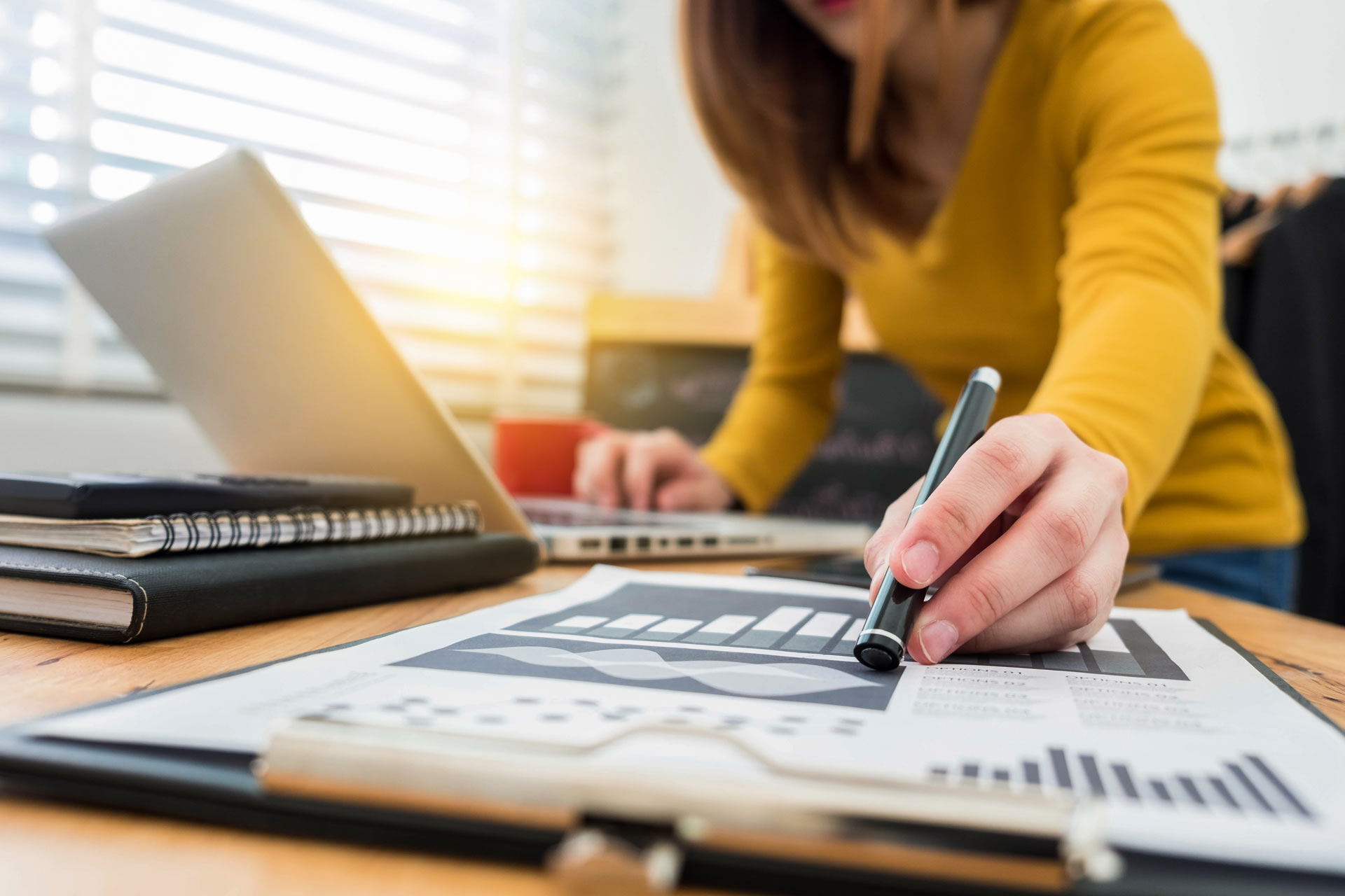 Frau analysiert Geschäftsdaten am Arbeitsplatz