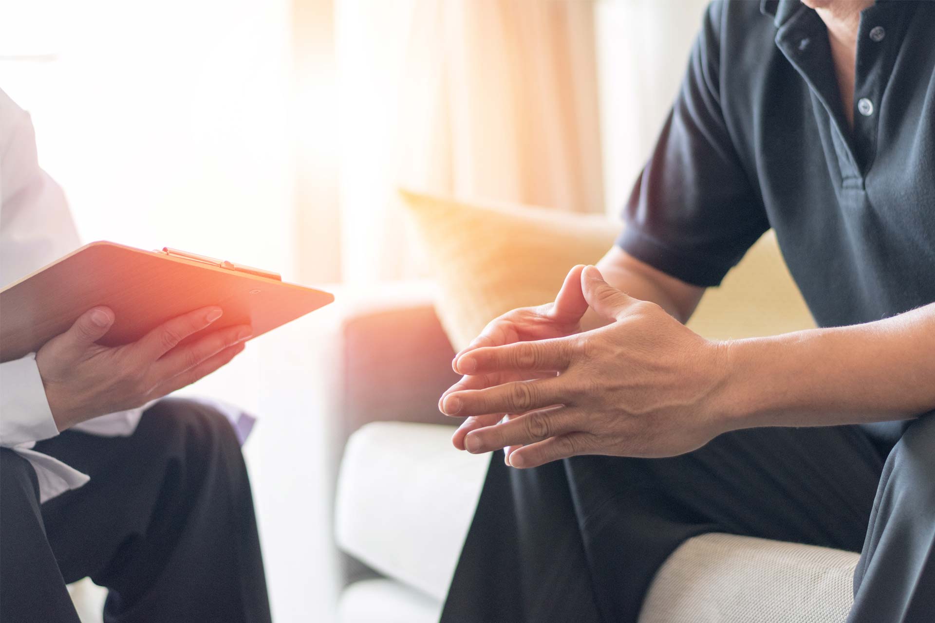 Beratungsgespräch mit Tablet und gestikulierenden Händen