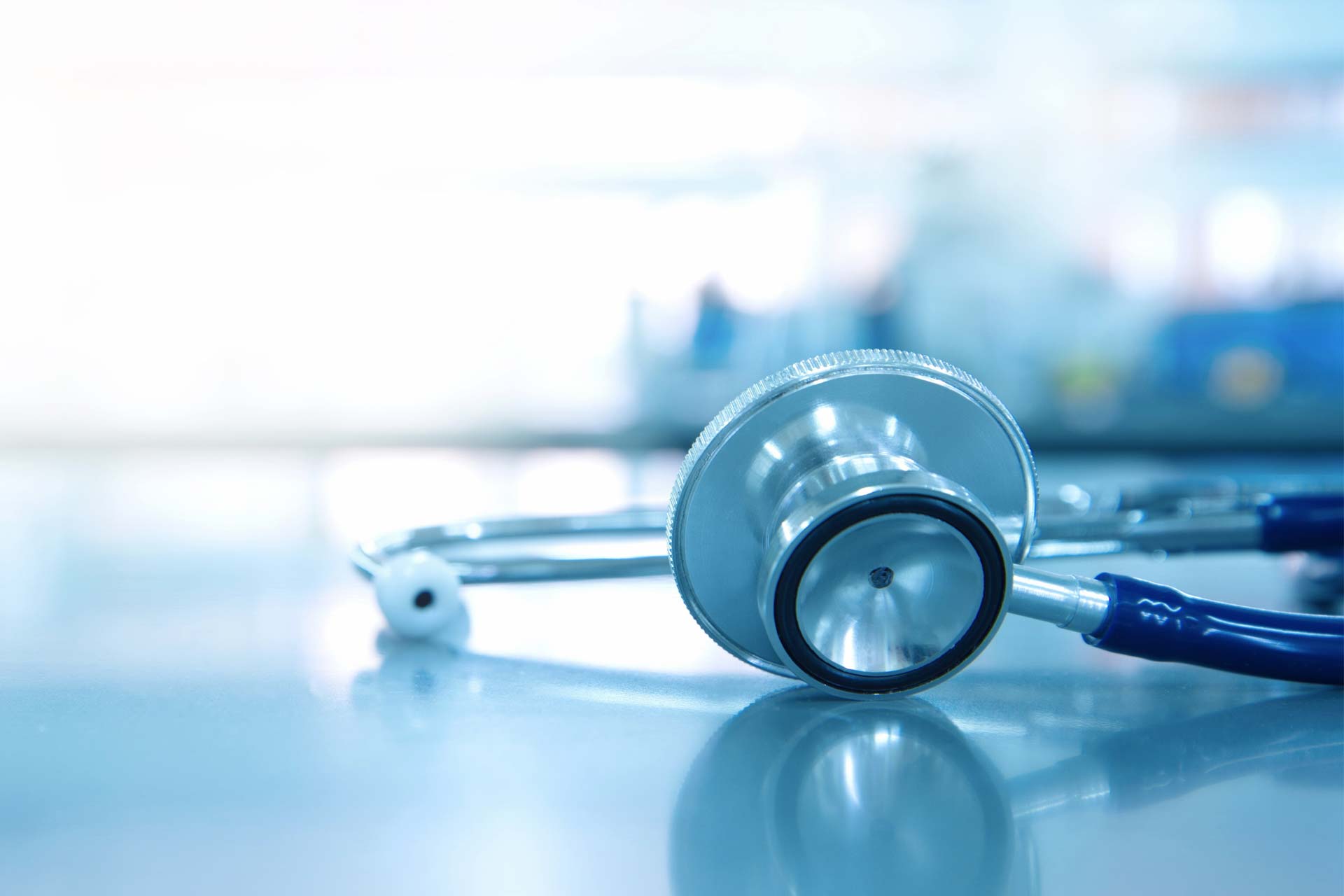 Stethoskop auf glänzender Oberfläche