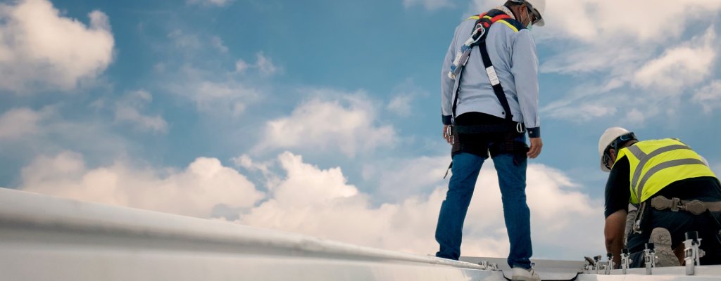 Arbeiter inspizieren Außengerüst auf hohem Gebäude