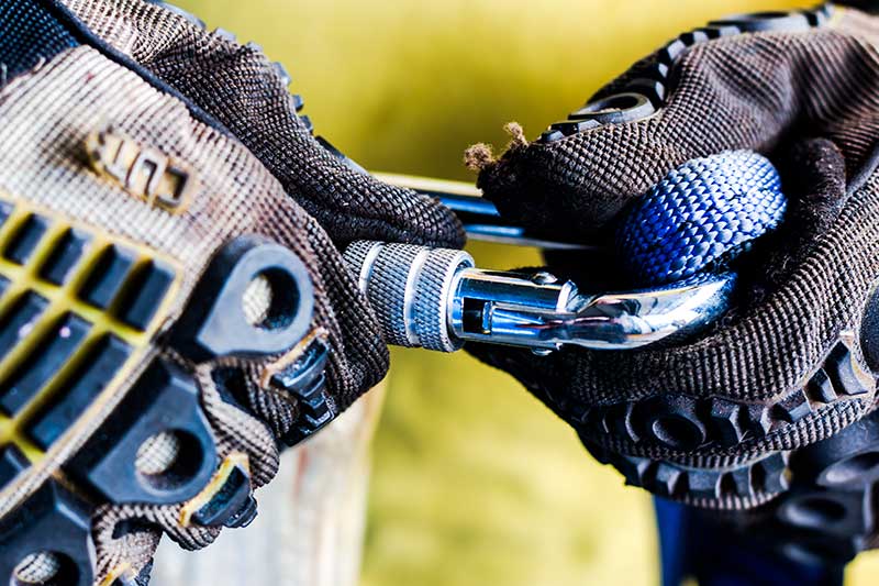 Hand in Handschuh repariert Fahrrad