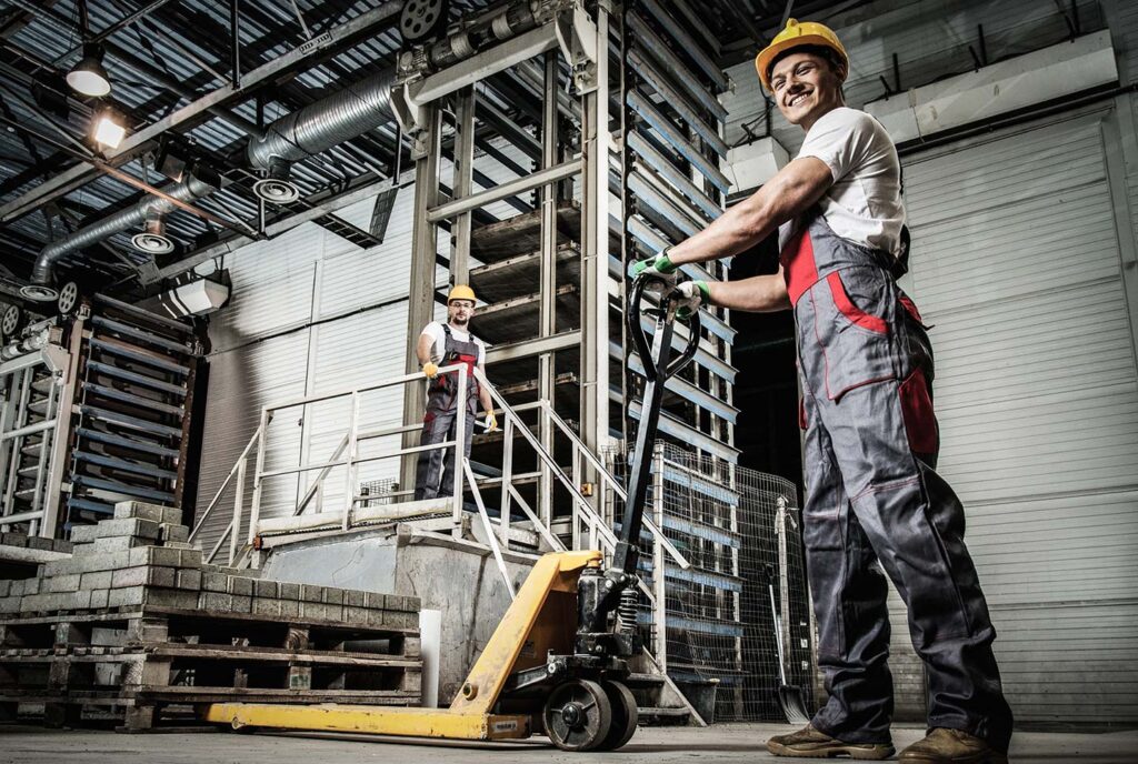 Zwei Arbeiter in einer industriellen Lagerhalle