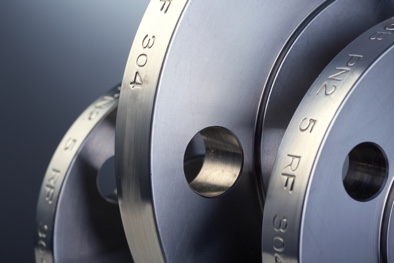 Metallflansche mit eingravierten technischen Details
