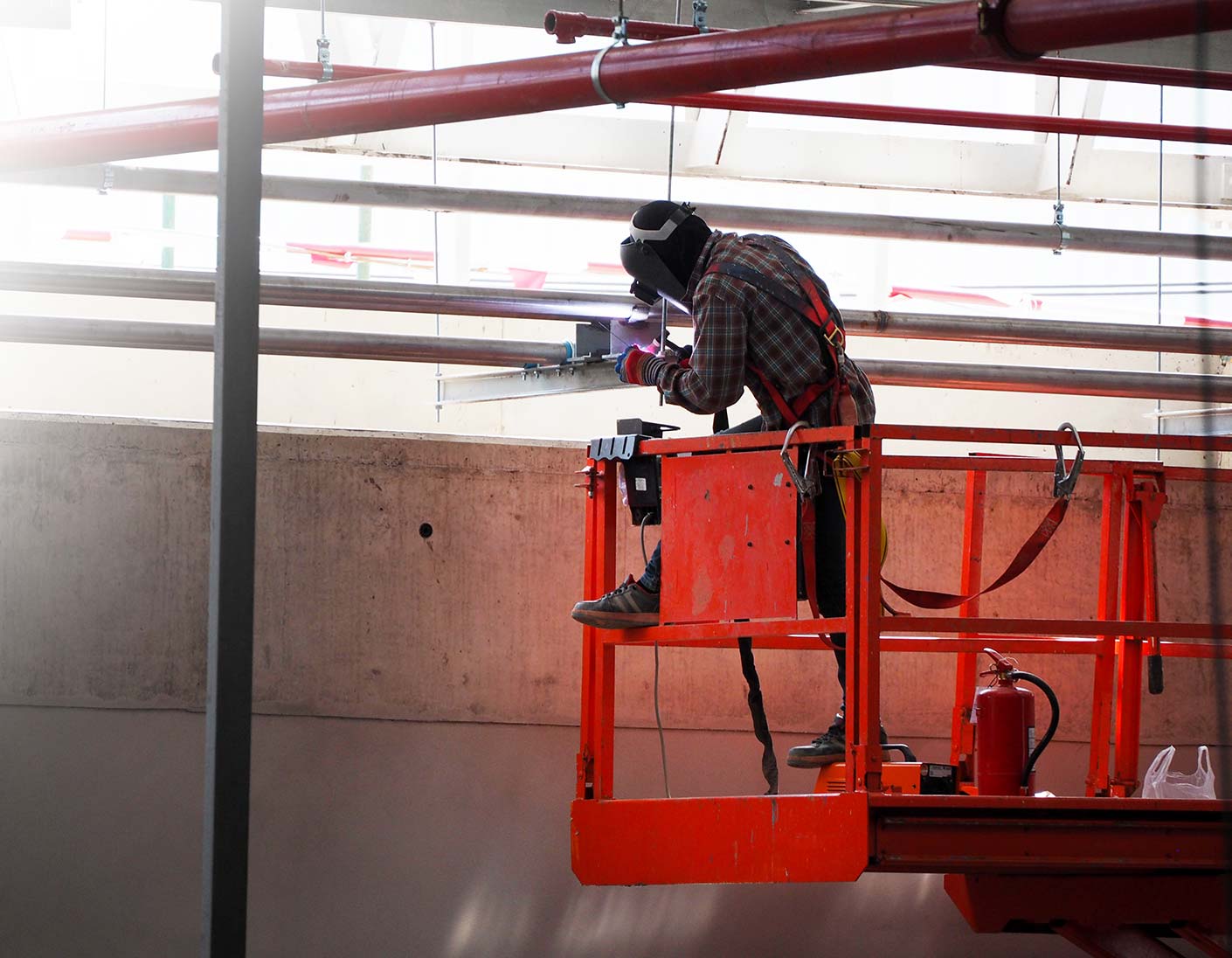 Schweißer arbeitet auf einer Hebebühne