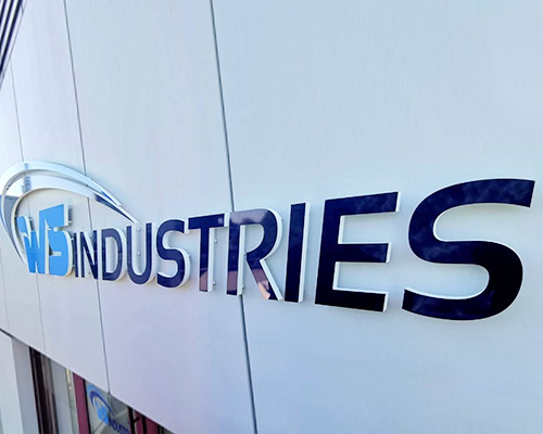 Schild 'NB Industries' an einer Wand