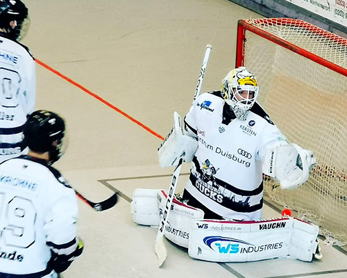 Eishockeytorwart bereitet sich auf Spielzug vor