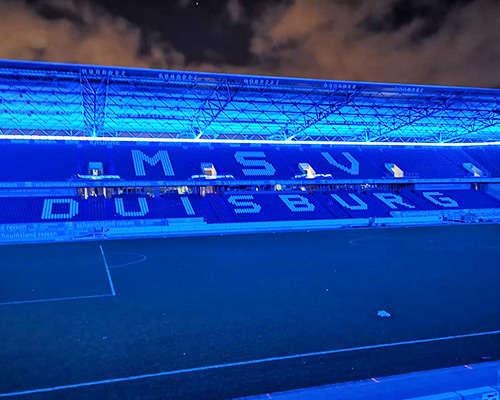 Beleuchtetes Fußballstadion bei Nacht